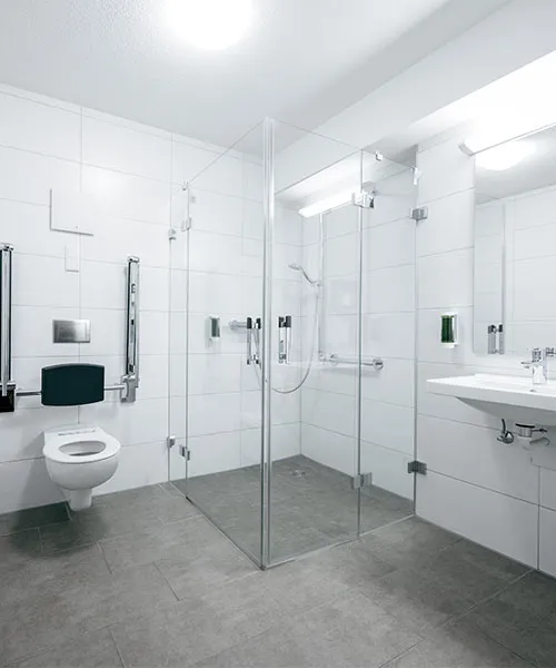 Barrierefreies Bad mit Dusche in weiß
