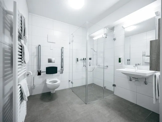 Barrierefreies Bad mit Dusche in weiß