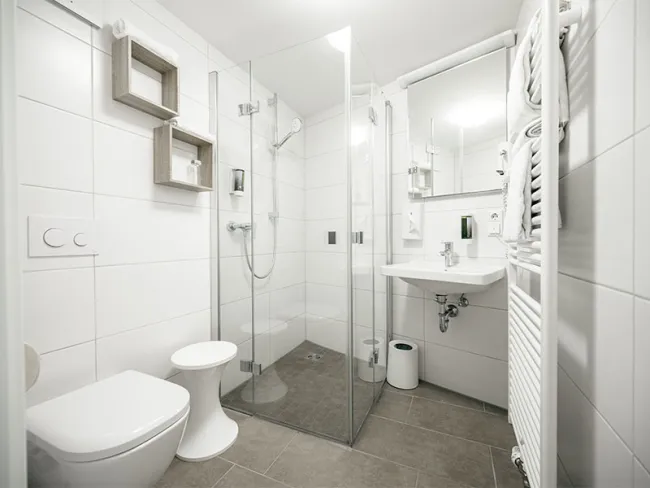 Bad mit bodengleicher Dusche in weiß