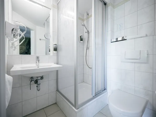 Bad mit Dusche in weiß