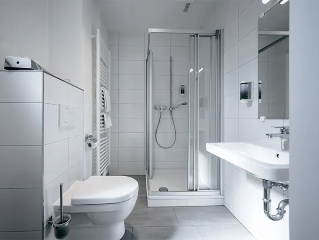 Bad mit Dusche in weiß