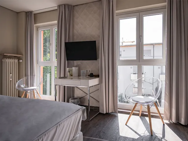 Hotelzimmer im Hotel Anders in beige mit Blick aufs Fenster
