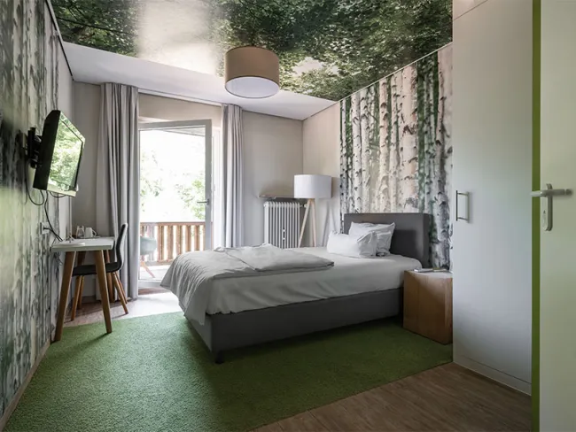 Hotelzimmer im Hotel Anders mit Einzelbett und Wald-Flair